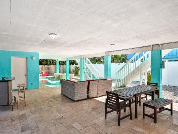 Holmes Beach 4 Bedroom Duplex with Pool Short Walk To Beach