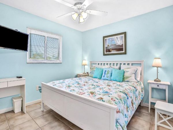 Holmes Beach 4 Bedroom Duplex with Pool Short Walk To Beach