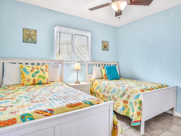 Holmes Beach 4 Bedroom Duplex with Pool Short Walk To Beach