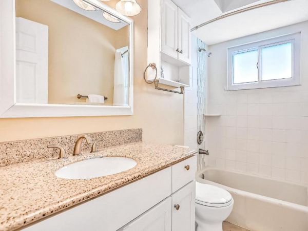 Holmes Beach 4 Bedroom Duplex with Pool Short Walk To Beach