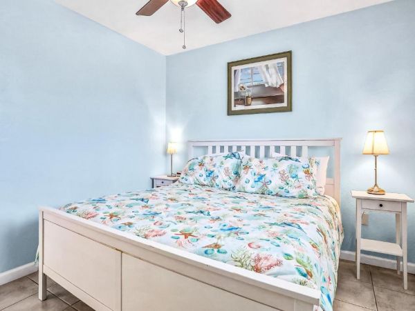Holmes Beach 4 Bedroom Duplex with Pool Short Walk To Beach