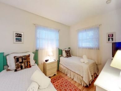 ANNA MARIA DUPLEXES BOTH SIDES, 2 POOLS, 4 BEDROOMS