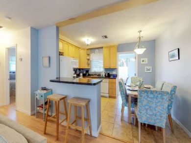 ANNA MARIA DUPLEXES BOTH SIDES, 2 POOLS, 4 BEDROOMS