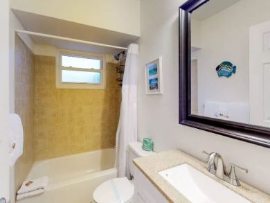 ANNA MARIA DUPLEXES BOTH SIDES, 2 POOLS, 4 BEDROOMS