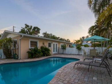 ANNA MARIA DUPLEXES BOTH SIDES, 2 POOLS, 4 BEDROOMS
