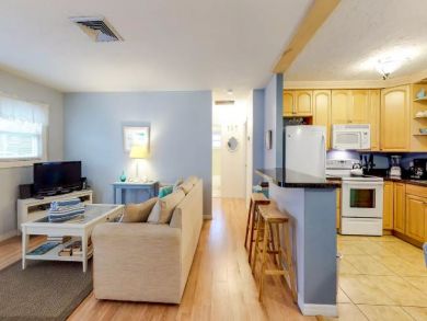 ANNA MARIA DUPLEXES BOTH SIDES, 2 POOLS, 4 BEDROOMS