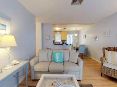 ANNA MARIA DUPLEXES BOTH SIDES, 2 POOLS, 4 BEDROOMS