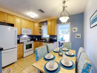 ANNA MARIA DUPLEXES BOTH SIDES, 2 POOLS, 4 BEDROOMS