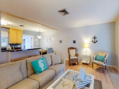 ANNA MARIA DUPLEXES BOTH SIDES, 2 POOLS, 4 BEDROOMS