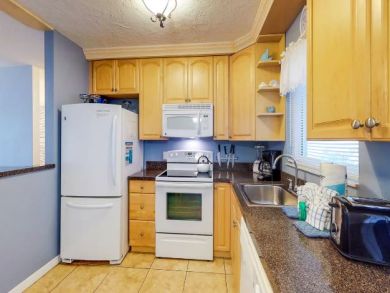 ANNA MARIA DUPLEXES BOTH SIDES, 2 POOLS, 4 BEDROOMS