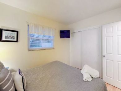ANNA MARIA DUPLEXES BOTH SIDES, 2 POOLS, 4 BEDROOMS