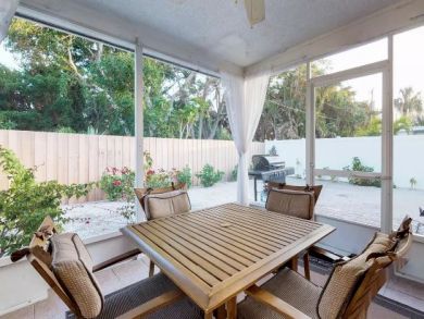 ANNA MARIA DUPLEXES BOTH SIDES, 2 POOLS, 4 BEDROOMS