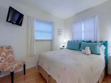 ANNA MARIA DUPLEXES BOTH SIDES, 2 POOLS, 4 BEDROOMS