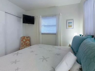 ANNA MARIA DUPLEXES BOTH SIDES, 2 POOLS, 4 BEDROOMS