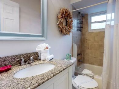 ANNA MARIA DUPLEXES BOTH SIDES, 2 POOLS, 4 BEDROOMS