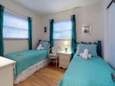 ANNA MARIA DUPLEXES BOTH SIDES, 2 POOLS, 4 BEDROOMS