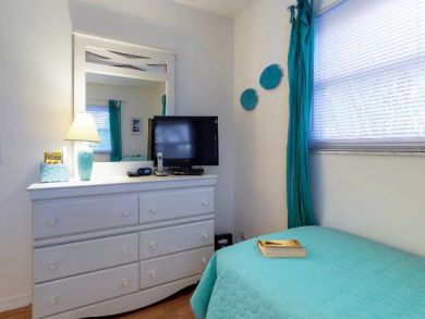 ANNA MARIA DUPLEXES BOTH SIDES, 2 POOLS, 4 BEDROOMS