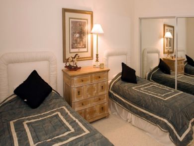 Guest bedroom with twin beds