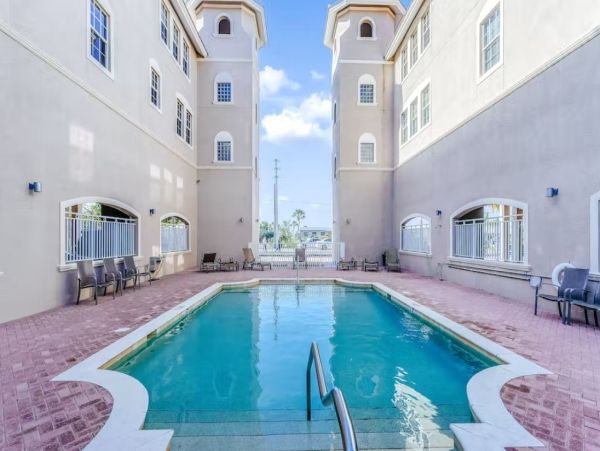 Charming Vacation Condo in Fort Myers Short Walk to Beach