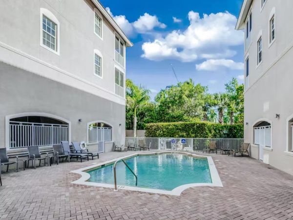 Charming Vacation Condo in Fort Myers Short Walk to Beach