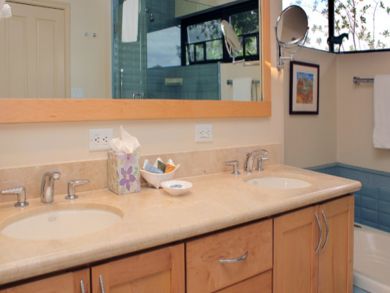 Dual vanity & bath amenities