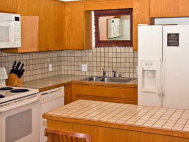 Fully equipped kitchen with breakfast bar