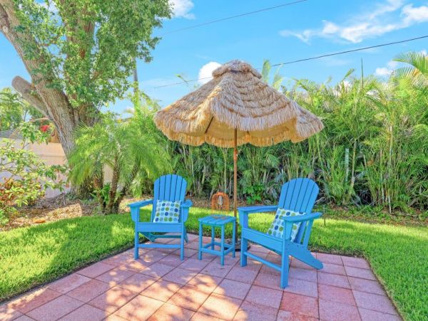 Naples 3 Bedroom Home with Patio & Dog Friendly