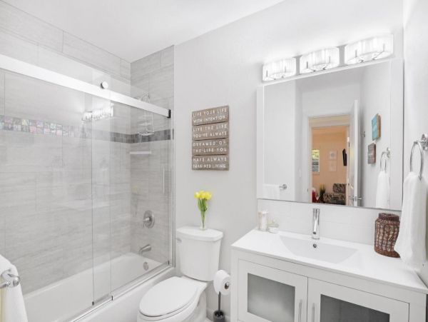 Naples 3 Bedroom Home with Patio & Dog Friendly