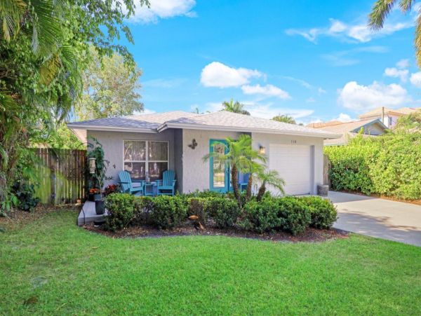 Naples 3 Bedroom Home with Patio & Dog Friendly