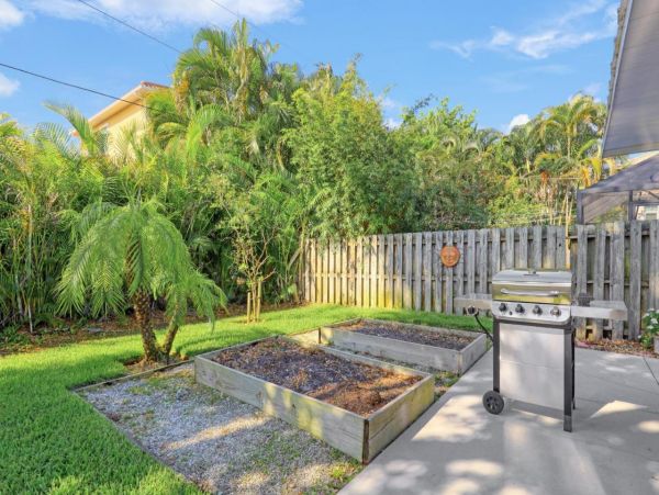 Naples 3 Bedroom Home with Patio & Dog Friendly