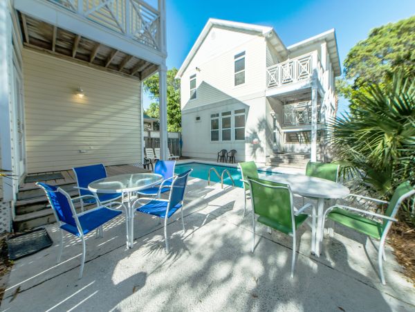 Sleeps 24 Guests in Main House and the Carriage House Destin