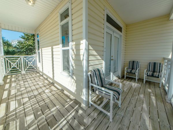 Sleeps 24 Guests in Main House and the Carriage House Destin