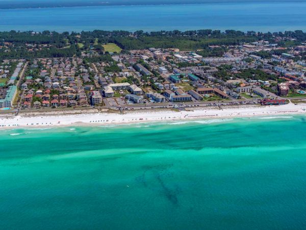 Sleeps 24 Guests in Main House and the Carriage House Destin