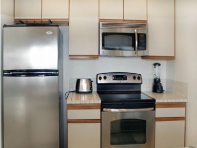 Fully equipped kitchen with breakfast bar
