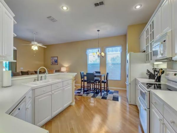 3 Bedroom Vacation Pool Home in Bradenton Sleeps 6