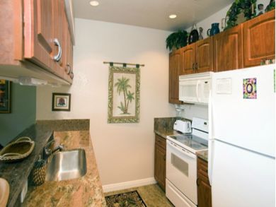 Fully equipped kitchen with breakfast bar