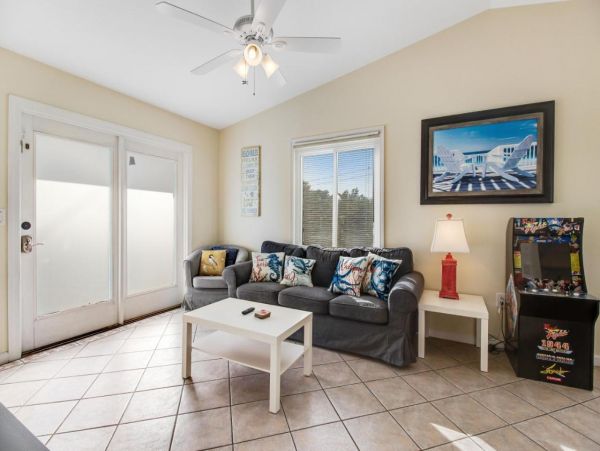 Lovely 2 Bedroom Duplex Short Walk to Beach