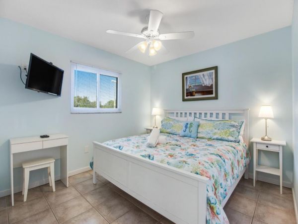 Lovely 2 Bedroom Duplex Short Walk to Beach