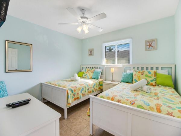 Lovely 2 Bedroom Duplex Short Walk to Beach