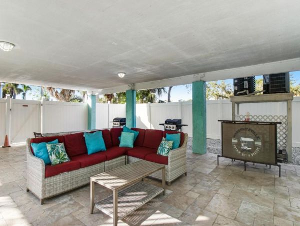 Lovely 2 Bedroom Duplex Short Walk to Beach