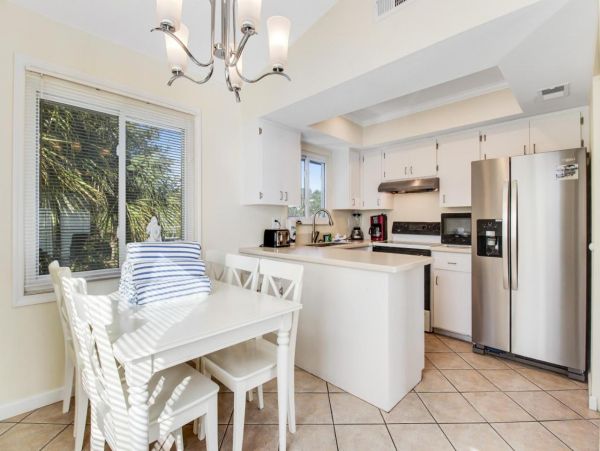 Lovely 2 Bedroom Duplex Short Walk to Beach