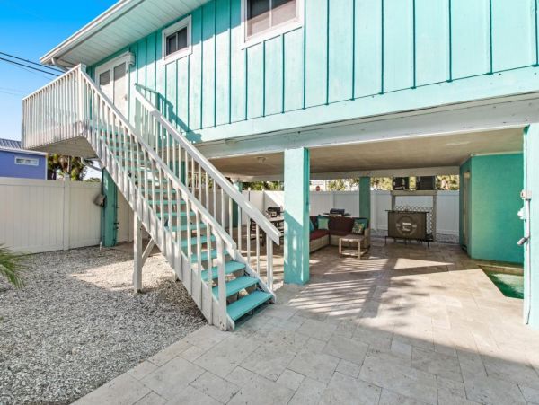 Lovely 2 Bedroom Duplex Short Walk to Beach