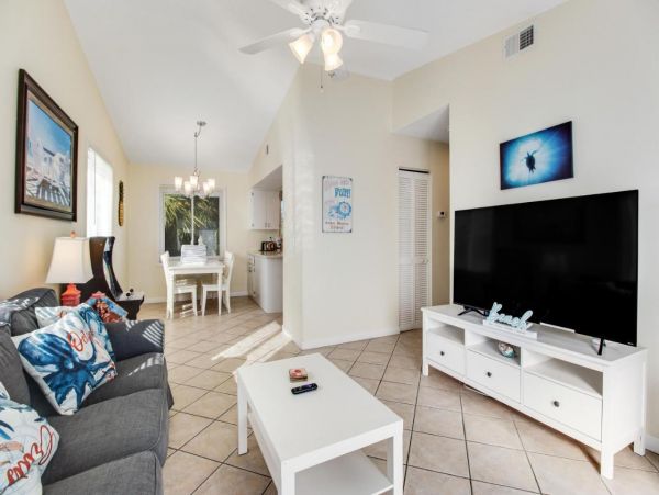 Lovely 2 Bedroom Duplex Short Walk to Beach