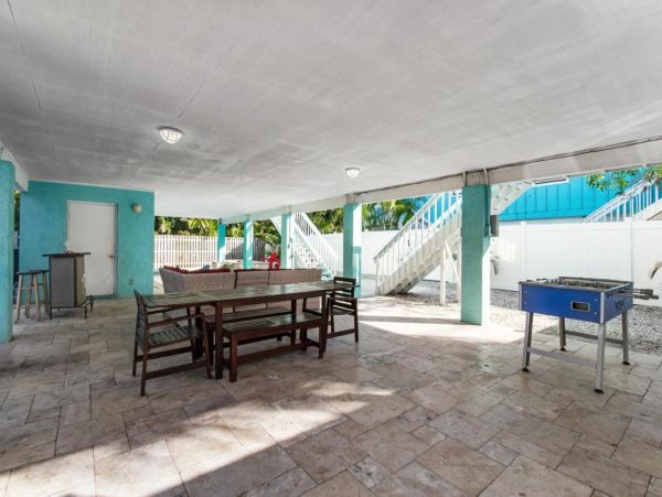 Lovely 2 Bedroom Duplex Short Walk to Beach