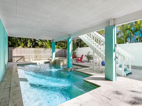 Lovely 2 Bedroom Duplex Short Walk to Beach