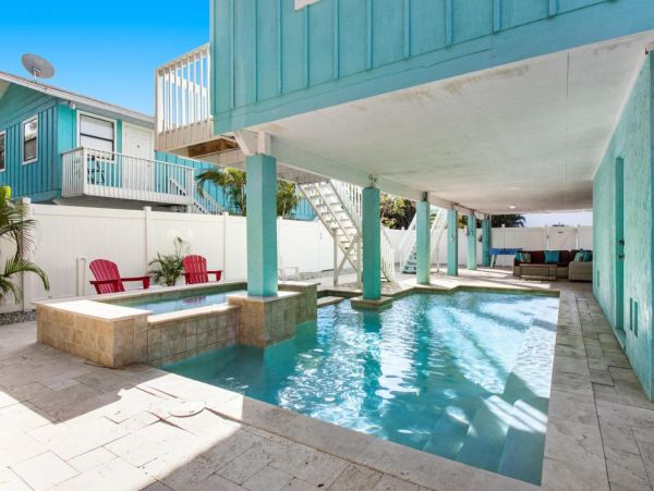 Lovely 2 Bedroom Duplex Short Walk to Beach