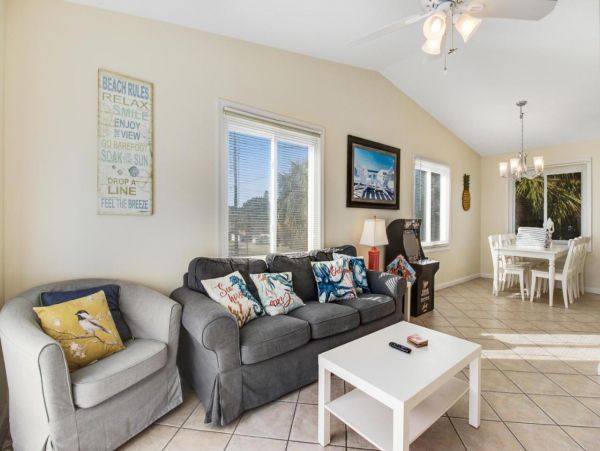 Lovely 2 Bedroom Duplex Short Walk to Beach