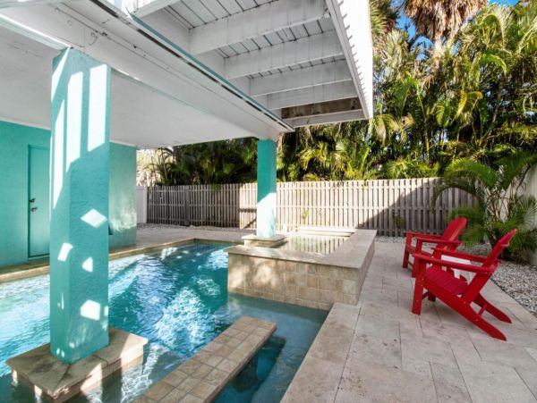 Lovely 2 Bedroom Duplex Short Walk to Beach
