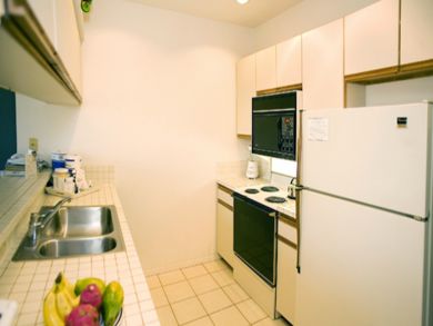 Fully equipped kitchen with breakfast bar