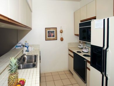 Fully equipped kitchen with breakfast bar
